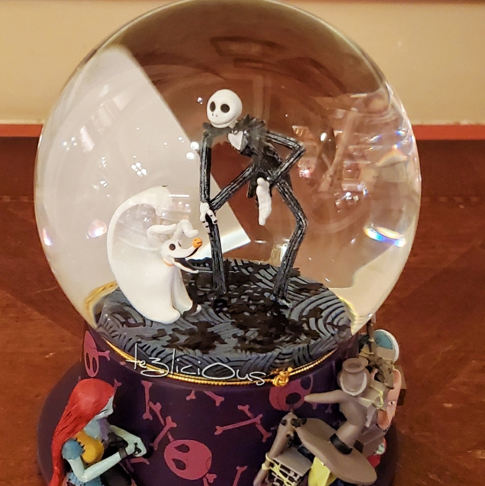 DISNEY PARKS NIGHTMARE BEFORE CHRISTMAS SNOWGLOBE - Picture 4 of 6